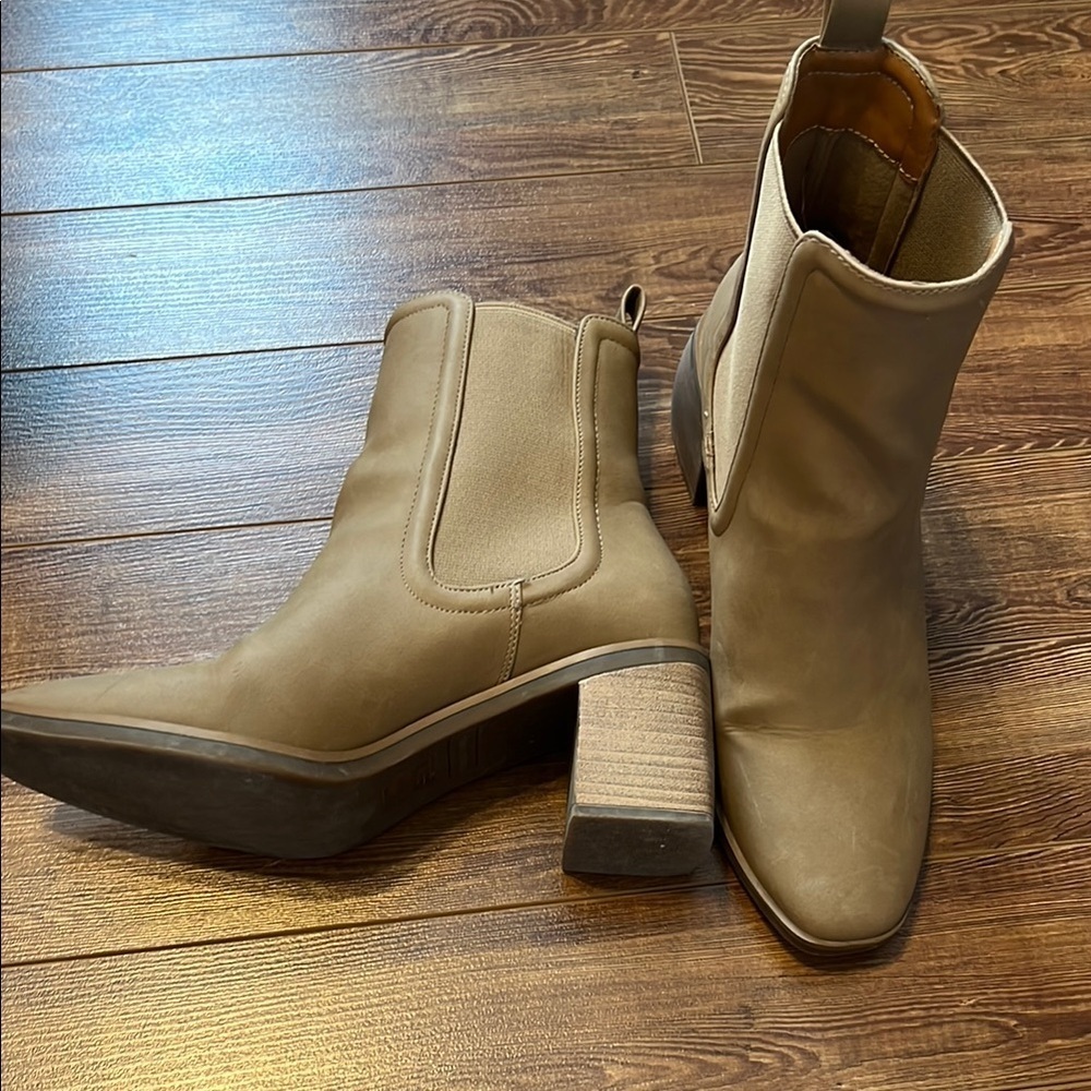 Elegant Tan Ankle Boots